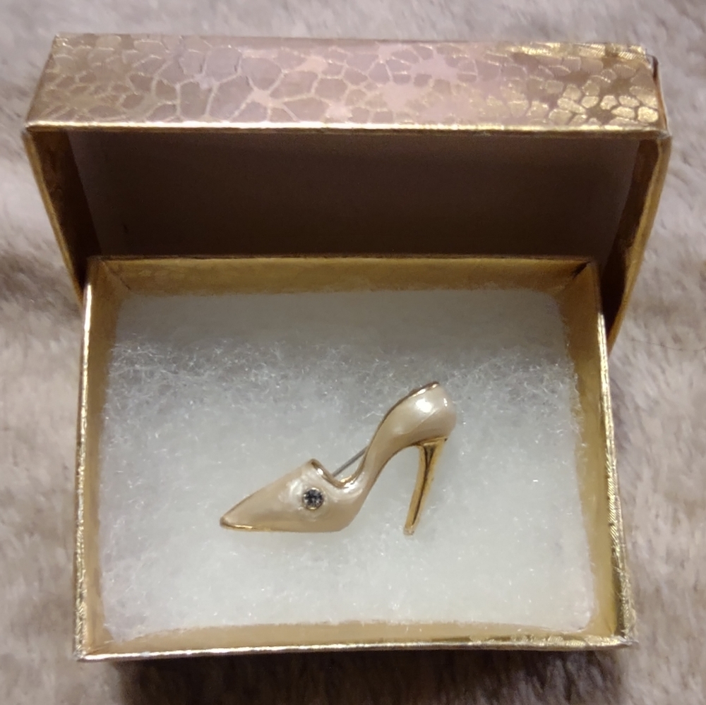Beige Pump Pin with Crystal